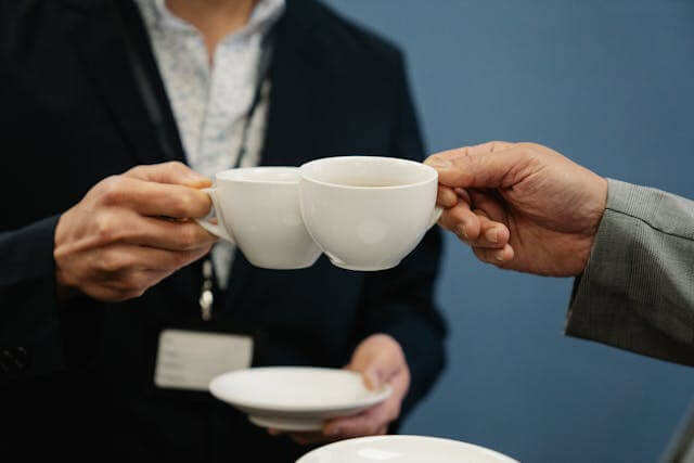 Tasses et dialogue entre collègues